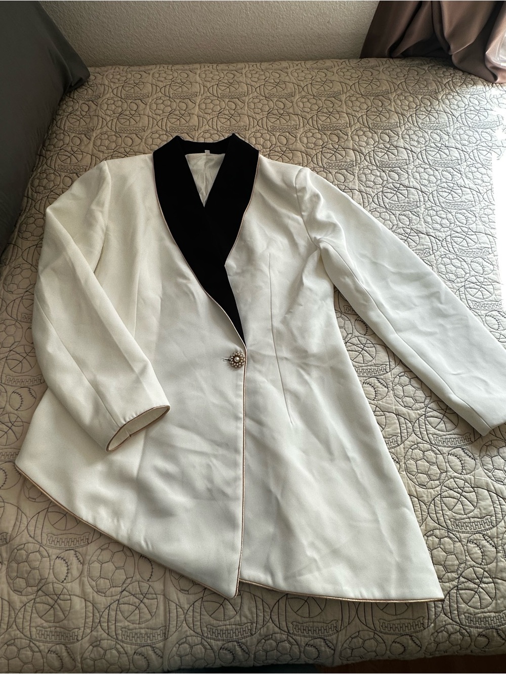 Asymmetric white blazer with contrast lapels for women | Valmera - Picture 6 of 6
